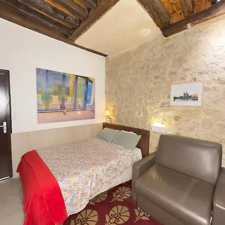 Charles V Flat Ground Floor * Paris